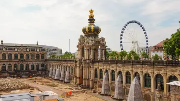 Zamek Zwinger w Dreźnie, z widoczną w tle diabelskim młynem. Czy Drezno jest bezpieczne? Tak, to piękne miasto.