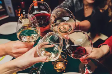 Radosne toasty winem. Pamiętaj o interakcji tabletki antykoncepcyjne a alkohol.
