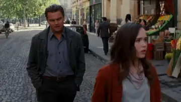 Leonardo DiCaprio i Ellen Page w Incepcji, idący ulicą.