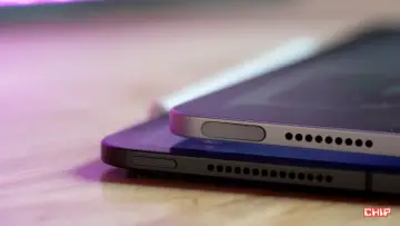 Dwa iPady leżące na sobie, jeden z nich z rysikiem Apple Pencil. Widoczne przyciski i otwory głośników, przypominające interfejsy z czasów ios 11.