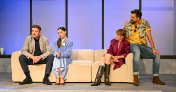 Aktorzy na kanapie podczas artur barciś show.
