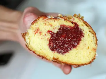 Pączek z dżemem, jak z babcinego, starego przepisu na pączki. Miękkie ciasto i pyszne nadzienie.