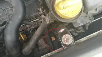 Silnik samochodowy z zaznaczonym na czerwono zaworem N75. Widać przewody i elementy mechaniczne.