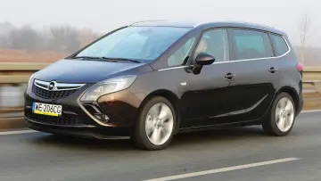 Ciemnobrązowa Opel Zafira C na drodze. Wiele osób szuka opinii o tym modelu, a ten egzemplarz wygląda na zadbany.