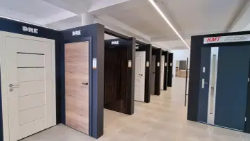 Salon z drzwiami wewnętrznymi i zewnętrznymi, ekspozycja drzwi DRE i KMT.