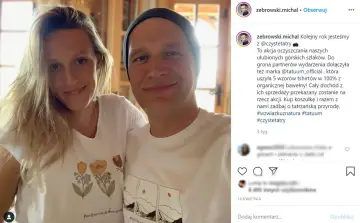 Aleksandra Żebrowska i Michał Żebrowski uśmiechają się do zdjęcia. Ola ma na sobie białą koszulkę z motywem kwiatowym.