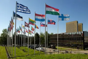 Flagi państw członkowskich UE przed budynkiem Trybunału Sprawiedliwości Unii Europejskiej.