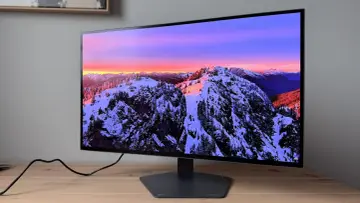 Monitor LG UltraGear z pięknym widokiem gór o zachodzie słońca. Zastanawiasz się, ile najwięcej Hz ma monitor? Ten model oferuje płynność obrazu.