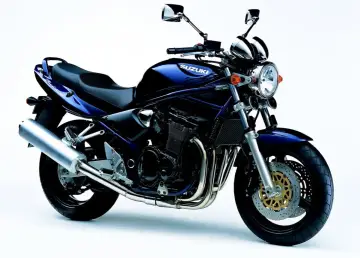 Lśniący, granatowy Suzuki 1200 Bandit z chromowanymi elementami, gotowy na podbój dróg.