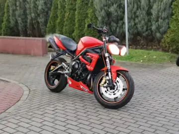 Czerwony Triumph Street Triple 675, gotowy do jazdy. Poznaj jego dane techniczne i poczuj moc!