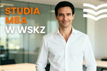 Uśmiechnięty mężczyzna w białej koszuli, promujący studia MBA w WSKZ.
