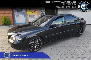 Czarne Volvo S60 2.0T po tuningu, z felgami i spojlerami, gotowe na drogę.