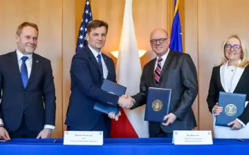 Marek Woszczyk, CEO Polskich Elektrowni Jądrowych, podpisuje umowę. To krok w kierunku rozwoju elektrowni jądrowych w Europie.
