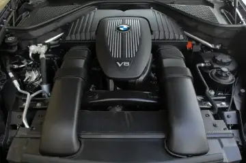 Silnik V8 BMW X5, potężne serce SUV-a, gotowe do drogi.