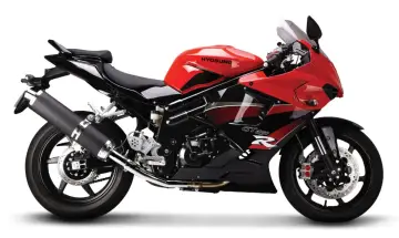 Sportowy motocykl Hyosung 650 w czerwono-czarnej kolorystyce, gotowy do jazdy.