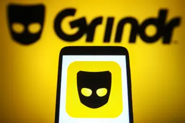 Logo Grindr na żółtym tle. Aplikacja mobilna z ikoną Grindr. Czy to jest to, co chcesz wiedzieć o Grindr?