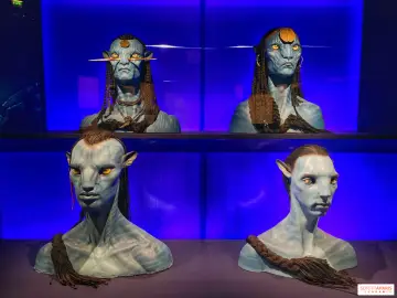 Busty Na'vi z filmów Jamesa Camerona, z niebieską skórą i żółtymi oczami, prezentowane na niebieskim tle.