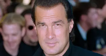 Steven Seagal, znany z filmów akcji, w tłumie. Choć na zdjęciu nie widać jego dzieci, jego twarz emanuje spokojem.
