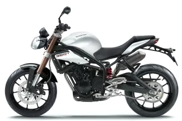 Biały motocykl Triumph Speed Triple 125 z czarnym siedzeniem i wydechem, gotowy na miejskie wyzwania.
