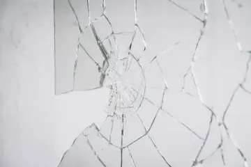 Pęknięte szkło barowe, ilustrujące przyczyny pękania delikatnego szkła barowego pod wpływem temperatury.