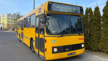 Żółty autobus, który może pomóc w podróży z Krakowa do Dąbek nad morzem.