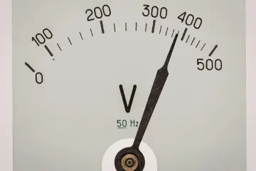 Wskaźnik woltomierza pokazuje wysokie napięcie, zbliżając się do 400V.