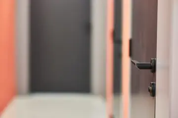 Nowe drzwi Erkado z czarną klamką. Wnętrze z pomarańczowymi akcentami.