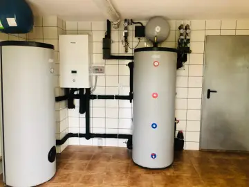 Nowoczesna kotłownia z dwoma zasobnikami i panelem sterującym. Idealne rozwiązanie dla hurtowni hydraulik Chojnice.
