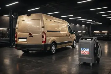 Złoty van w warsztacie obok urządzenia Liqui Moly do wymiany oleju. Idealny do serwisu Master 2.3 ile oleju.