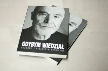 Okładka książki "Gdybym wiedział. Rozmowy z Ryszardem Krynickim". Wiersze tego autora to głęboka refleksja.