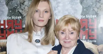 Agata Buzek z matką na premierze filmu. Dwie kobiety, obie z jasnymi włosami, pozują do zdjęcia.