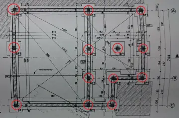 Plan budowlany z zaznaczonymi czerwonymi okręgami punktami fundamentowymi SF1, tworzącymi wieniec budowlany.