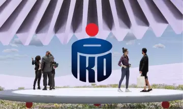Ludzie dyskutują pod logo PKO BP, analizując notowania akcji.