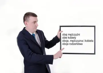 Mężczyzna w garniturze pokazuje tablicę z napisami: "obaj mężczyźni", "obie kobiety", "oboje, mężczyzna i kobieta", "oboje rodzeństwa".