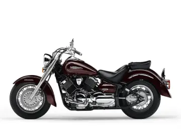 Ciemnobordowy motocykl Yamaha Drag Star 1100, klasyczny cruiser. Dane techniczne tego modelu są imponujące.