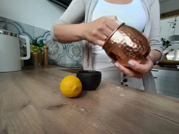 Jak wyczyścić miedziane kubki do Moscow Mule bez chemii? Cytryna i sól to naturalne sposoby na przywrócenie blasku.