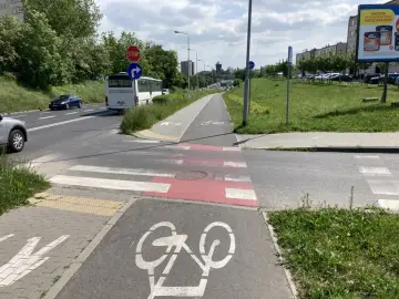 Autobus i samochód zbliżają się do skrzyżowania z przejściem dla pieszych i ścieżką rowerową. Kto ma pierwszeństwo na ścieżce rowerowej?