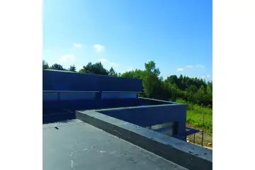 Nowoczesny dach z czarnej membrany EPDM, gotowy do użytku. Klejenie EPDM zapewnia trwałość i szczelność.