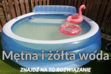 Mętna woda w basenie ogrodowym mimo chemii? Różowy flaming i kółko do pływania unoszą się na mętnej wodzie.