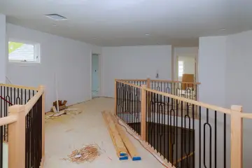 Nowe, drewniane mocowanie balustrad balkonowych na piętrze domu w trakcie budowy.
