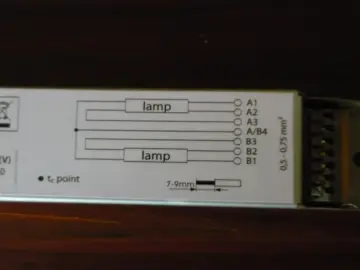Schemat podłączenia dwóch lamp fluorescencyjnych do statecznika. Widać oznaczenia punktów przyłączeniowych A1-A3, A/B4, B1-B3.