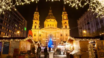 Magiczny budapeszt jarmark bożonarodzeniowy. Bazylika św. Stefana w blasku świateł, świąteczne stragany i choinka tworzą niepowtarzalny klimat.