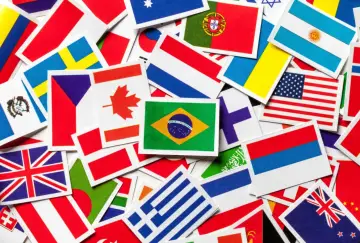 Mnóstwo flag narodowych, jakby symbolizując, ile jest języków na świecie. Widoczne m.in. Brazylia, USA, Kanada, Wielka Brytania.