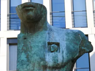 Rzeźba Igora Mitoraja, symbolizująca jego twórczość i pytania o życie. Na co zmarł? Tajemnica pozostaje.