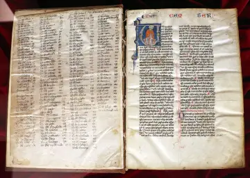 Strony średniowiecznego manuskryptu. Lewa strona zawiera listę imion i dat, prawa to tekst z ozdobną inicjałą, przypominający legendę hagiograficzną.