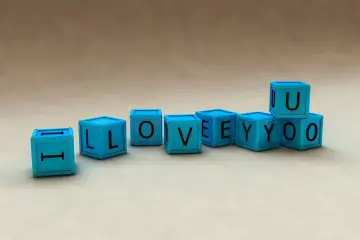 Niebieskie klocki układają się w napis "I LOVEYOO". Tak się pisze "I love you" w prosty sposób.