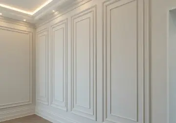 Elegancka sztukateria na ścianie tworzy subtelne wzory, dodając wnętrzu klasy.