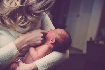 Delikatne dotknięcie palcem ust noworodka. Czasem to znak, że nadchodzi kryzys laktacyjny, kiedy karmienie staje się wyzwaniem.