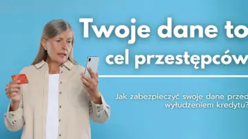 Kobieta z kartą płatniczą i telefonem zastanawia się, jak uniemożliwić wzięcie pożyczki na jej dane.