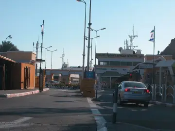 Przejście graniczne Egipt-Izrael. Samochód zbliża się do punktu kontrolnego.